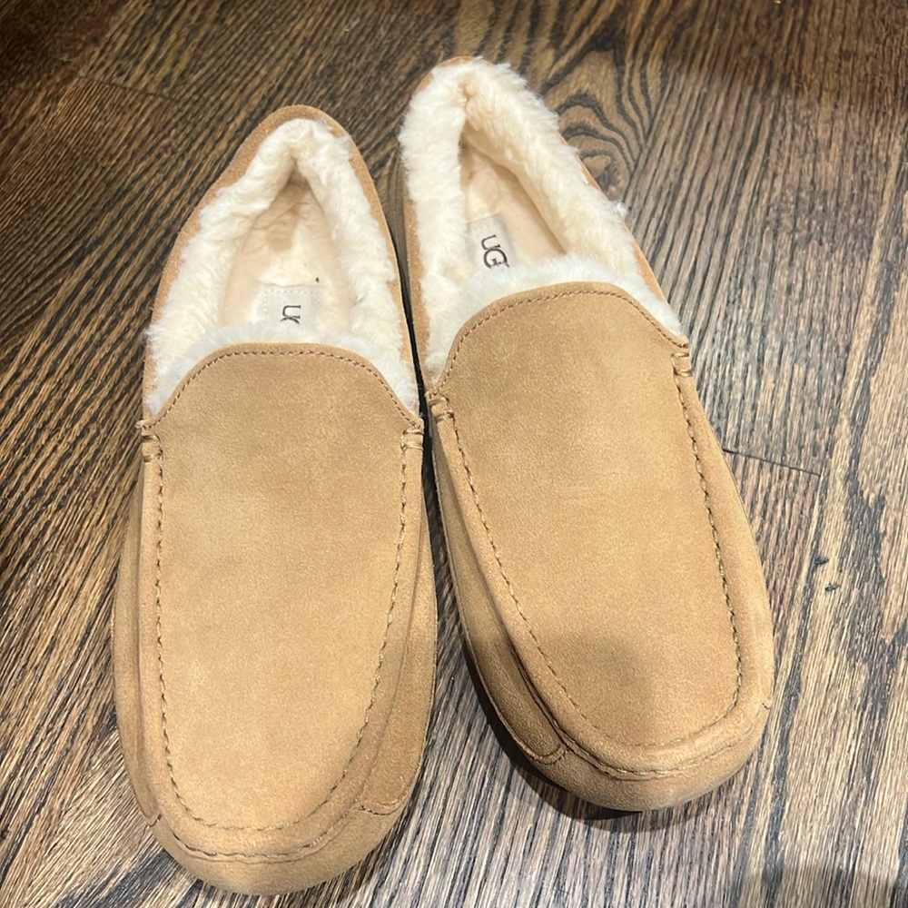 Size 11 men uggs brand new slippers. Never worn